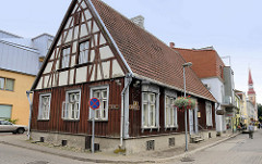 Historische Architektur in Pärnu, Nikolai - Wohnhaus mit Fachwerkgiebel und Holzfassade aus dem 18. Jahrhundert.