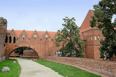 Burgruine der 1260 erbauten Ordensburg in Thorn / Toruń - zerstört 1454; Nutzung bis 1966 als Mülldeponie. Jetzt touristische Sehenwürdigkeit der Stadt, deren historische Altstadt zum  UNESCO zum Weltkulturerbe erklärt wurde.