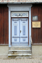 In Taubenblau gehaltene historische Holztür in Pärnu - Gebäude von 1740.