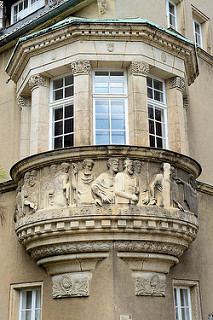 Erker mit biblischem Releif - Pfarramt in Meißen.