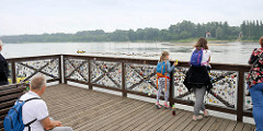 Aussichtsplattform am Ufer der Weichsel bei Toruń - Liebesschlösser am Gitter.