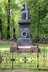 Denkmal Karl Ernst von Baer in Tartu; aufgestellt 1886 - Künstler / Bildhauer Alexander Opeuschkin.