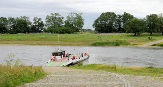 Elbfähre Belgern - Autofähre / Personenfähre über die Elbe zwischen Belgern und Tauschwitz. Gierseilfähre, Gierfähre - an langen Drahtseil hängende Fährverbindung, die zur Fortbewegung die Strömung des Flusses ausnutzt.