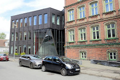Sütevaka Humanitaargümnaasium in Pärnu - historische Backsteinarchitektur, moderner Anbau.