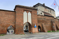 Historische Stadtbefestigung von Toruń - Stadtmauer mit Stadttor / Segeltor.