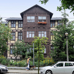 Mehrstöckige Fachwerkvilla - Holzerker mit Schnitzereien; Architekturbilder aus Toruń.