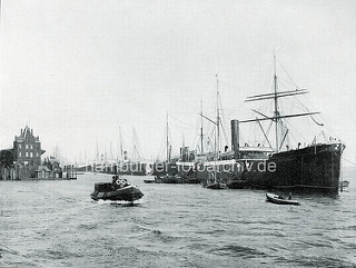 Altes Bild aus dem Hamburger Hafen - Frachtschiffe liegen an den Dalben in der Norderelbe beim Strandhafen; lks. die Einfahrt zum Baakenhafen.