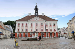Rathaus von Tartu - frühklassizistische Architektur, fertiggestellt 1789 - Architekt Johann Heinrich Bartholomäus Walter.