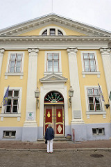 Rathaus in Pärnu, erbaut 1787; ehem. Wohnhaus - frühklassizistischer Baustil, ab 1839 Nutzung als Rathaus der Stadt.