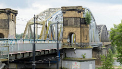 Eisenbahnbrücke über die Weichsel bei Toruń - Reste vom Backsteinturm; Fussgängerdurchgang / Kontrolle.