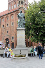 Kopernikus Denkmal / Bronzeskulptur vor dem Altstädter Rathaus von Toruń - aufgestellt 1853, Künstler war der Berliner Bildhauer Friedrich Tieck.