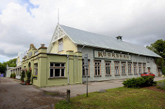 In Pärnu wurde 1838 das erste städtische Kurbad eröffnet; das historische Kurhaus / Kursaal wurde im Stil der Kurarchitektur 1893 errichtet.