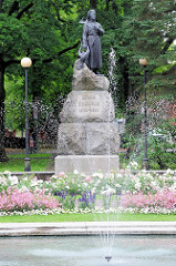 Lydia Koidula Park in Pärnu; Springbrunnen - Denkmal Lydia Koidula (1843-1886) - Dichterin, Publizistin; Bronzeskulptur errichtet 1929 - Bildhauer Amandus Adamson.
