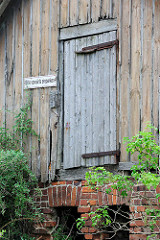 Alte Holzfassade - Speichertür, Holztür, Schild bitte vorwärts einparken; verlassenes Gebäude am ehem. Bahnhof von Belgern.