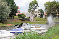 Marina, Sportbootanleger im Wallgraben von Pärnu.