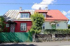 Doppelhaus mit unterschiedlich farbig gestalteter Fassade und Zaun - Straße Preesi in Tallinn.