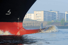 Blick auf den Wulstbug des Frachters SIMBER vor Hamburg Finkenwerder. Die Bugform verbessert die Seegangseingenschaften eines Schiffs.