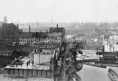 Abriss von Gebäuden auf dem Kehrwieder - Vorbereitung zum Bau der Hamburger Speicherstadt - im Hintergrund  Segelschiffe im Niederhafen; lks. der Uhrenturm vom Kaiserspeicher.
