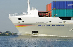 Das Feeder Schiff HENNEKE RAMBOW in Fahrt auf der Elbe vor Stade; das Containerschiff wurde 2007 auf der J. J. Sietaswerft in Hamburg gebaut und hat eine Länge von 134m nd eine Breite von 22,50m - der Frachter hat eine Tragfähigkeit von 11360 tdw und