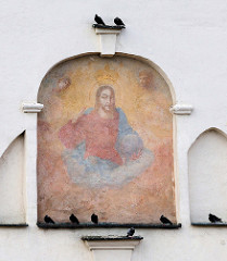 Religiöses Wandbild - Fresko, gekrönter Jesus /  Kirchenfassade in Vilnius.