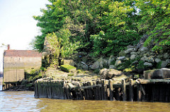 Ruine / verfallene Kaianlage bei Niedrigwasser im Hamburger Hafen, Moldauhafen - Melniker Ufer; Reste der Steinquader und Holzbohlen der Uferbefestigung bei Niedrigwasser.