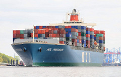Das 2002 erbaute Containerschiff MOL PRECISION läuft aus dem Hamburger Hafen aus - im Hintergrund die Containerbrücken des Terminal am Burchardkai. Der Frachter MOL PRECISION kann bei einer Tragfähigkeit von 73063 t und einer Länge von 293m 6350