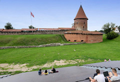 Burganlage / Burgmauern mit Wehrturm in Kaunas, Litauen.