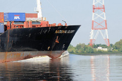 Schiffsbug NATIONAL GLORY auf der Unterelbe Höhe Lühe. Im Hintergrund einer der Masten der Überlandleitungen, die dort die Elbe überqueren. Der Container Feeder NATIONAL GLORY wurde 1988 gebaut und kann bei einer LÄnge von 149 und einer Breite vo