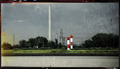 Blick auf die Leuchtfeuer in Hamburg Altenwerder / Süderelbe, Köhlbrand - Schornstein vom Gasturbinenkraftwerk in Hamburg Moorburg. Das mit Heizöl befeuerte Kraftwerk wurde 2009 stillgelegt und demontiert.