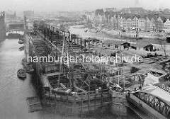 Baustelle von Lagergebäuden der Hamburger Speicherstadt am Kehrwiederfleet, re. der Zollkanal Bei den Mühren.-