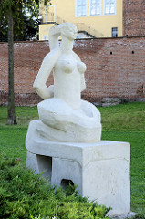 Steinskulptur, nackte Frau / Nixe im Schlosspark von Olsztyn.