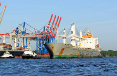 Das Mehrzweckschiff NORWID läuft in den Hamburger Hafen ein - im Hintergrund die Containerbrücken vom Burchardkai.