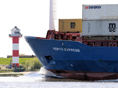 Bug des Containerfeeders NORTH EXPRESS auf der Unnterelbe beim Leuchtfeuer Lühe. Die NORTH EXPRESS ist 118m lang und 20m breit.