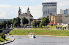 Blick über den Fluss Neris zur Kirche Erzengel Raphael in Vilnius, errichtet 1. Hälfte des 17. Jahrhunderts - Spätbarock.
