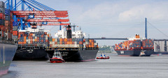 Schiffsverkehr am Hamburger Containerterminal Altenwerder - ein Containerfrachter legt mit Schlepperhilfe an - ein weiterer Containerfrachter fährt Richtung Elbe.