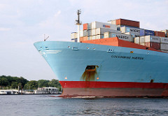 Die COLUMBINE MAERSK in Fahrt auf der Elbe Höhe Hamburg Teufelsbrück. Im Hintergund in der Fähranleger zu erkenen. Der 2002 gebaute Frachter hat eine Länge von 347m und kann 8890 Standardcontainer transportieren.