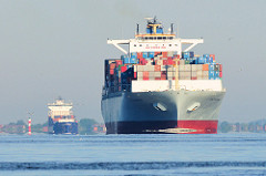 Schiffsverkehr auf der Elbe - Containerschiffe fahren elbabwärts - im Vordergrund der Frachter COSCO PHILIPPINES - das Vorderdeck ist hoch mit Containern beladen.