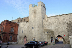 Stadtmauer und Wehrtürme in Tallinn - historische mittelalterliche Befestigungsanlage. Im 16. Jahrhundert war die Mauer 2,4 km lang, 14-16 m hoch, bis zu 3 m dick und hatte 46 Türme.