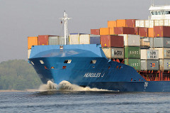 Schiffsbug des 151m langen und 23m breiten Feeder Schiffs HERCULES J auf der Elbe.