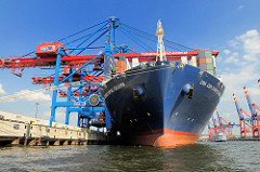 Bug des Containerschiffs Christophe Colomb im Hamburger Hafen / Terminal Burchardkai.