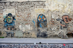 Alte Hausfassade mit abbröckelnden Putz - Wandmalerei / Graffiti in der  Bokšto von Vilnius.