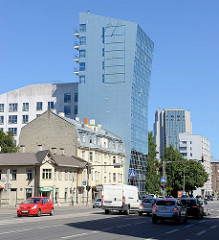 Historische und moderne Architektur in der Straße Liivalaia in Tallinn, alt + neu. Einstöckiges Wohnhaus / Geschäftshaus in Holzbauweise - Eckgebäude  mit Erker / Giebel; Apartment Hochaus mit abgeschrägter Glasfassade.