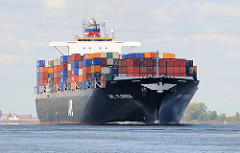 Das Frachtschiff APL FLORIDA wurde 2008 gebaut und kann 6350 TEU Container an Bord nehmen. Der Containerfrachter fährt vor Stade elbabwärts.