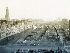 Abgerissene Häuser, Baustelle am Kehrwieder; die Hamburger Speicherstadt ist im Entstehen. Lks. Gebäude am Dovenfleet / Zollkanal - Kirchturm der St. Katharinenkirche; re. im Hintergrund der Kaispeicher B.