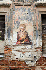 Alte Hausfassade, Hausruine mit Graffiti / Stencil - Kaunas, Litauen.