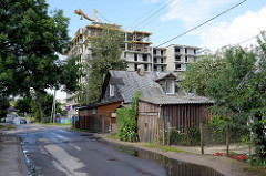 Neu + Alt - ursprüngliche Wohnhäuser in traditioneller Holzbauweise / Holzhaus - Baustelle eines Wohngebäudes;  Stadtteil Šnipiškės in Vilnius.