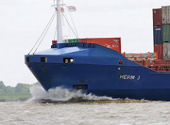 Bug mit Gischt des Cargo Vessel HERM J auf der Elbe; das Feederschiff hat eine Ladekapazität von 8500 TDW und kann 707 Container transportieren.