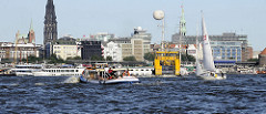 Schiffsverkehr auf der Elbe vor den Hamburger Landungsbrücken - Hamburg Panorama.
