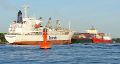 Frachtschiffe auf der Elbe - das Kühlschiff ATLANTIC MERMAID fährt Richtung Hamburger Hafen -  dahinter ein Containerfrachter und ein Tankschiff.