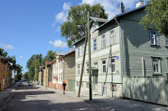 Alte Holzarchitektur in Tallinn - Wohnhäuser mit Holzfassade, teilw. farbig dekoriert; Straße Timuti